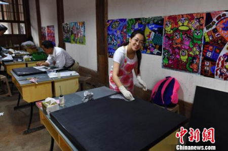圖為學(xué)員在實(shí)驗(yàn)班基地進(jìn)行創(chuàng)作?!蚊?攝 圖為學(xué)員在實(shí)驗(yàn)班基地進(jìn)行創(chuàng)作,?!蚊?攝