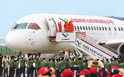 5月5日,，C919在萬眾矚目中首飛成功。 王初攝（人民視覺）