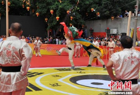 5月7日,樸里武獅隊(duì)在保生大帝繞境巡安文化節(jié)上表演,?!埍?攝 5月7日,樸里武獅隊(duì)在保生大帝繞境巡安文化節(jié)上表演,?!埍?攝