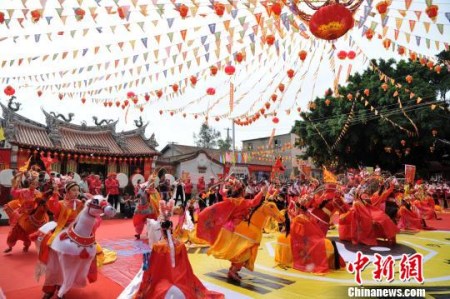 5月7日,來(lái)自海峽兩岸的近50多個(gè)表演方陣,、上萬(wàn)名信眾齊聚廈門海滄滄江三都瑞青宮,,參加一年一度的保生大帝繞境巡安文化節(jié)?!埍?攝 5月7日,來(lái)自海峽兩岸的近50多個(gè)表演方陣,、上萬(wàn)名信眾齊聚廈門海滄滄江三都瑞青宮,參加一年一度的保生大帝繞境巡安文化節(jié),?!埍?攝