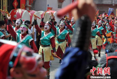 5月7日,來(lái)自廣東的國(guó)家非物質(zhì)遺產(chǎn)英歌舞為保生大帝巡安助陣,?!埍?攝 5月7日,,來(lái)自廣東的國(guó)家非物質(zhì)遺產(chǎn)英歌舞為保生大帝巡安助陣,?!埍?攝
