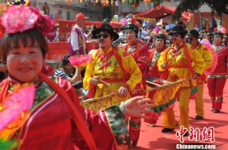 5月7日,極具閩南特色火鼎公婆亮相保生大帝繞境巡安文化節(jié),?!埍?攝 5月7日,極具閩南特色火鼎公婆亮相保生大帝繞境巡安文化節(jié),?!埍?攝