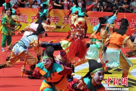 5月7日,來(lái)自廣東的國(guó)家非物質(zhì)遺產(chǎn)英歌舞為保生大帝巡安助陣,?!埍?攝 5月7日,來(lái)自廣東的國(guó)家非物質(zhì)遺產(chǎn)英歌舞為保生大帝巡安助陣,?!埍?攝