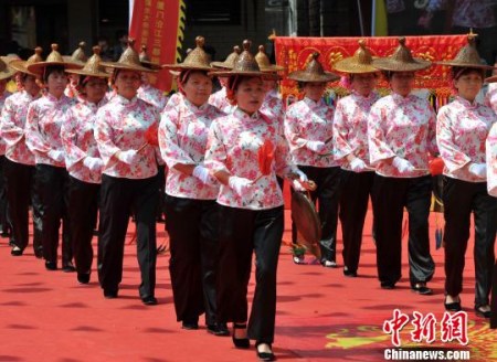 5月7日,泉州蟳浦鼓隊(duì)在保生大帝繞境巡安文化節(jié)上表演,?!埍?攝 5月7日,泉州蟳浦鼓隊(duì)在保生大帝繞境巡安文化節(jié)上表演,?!埍?攝