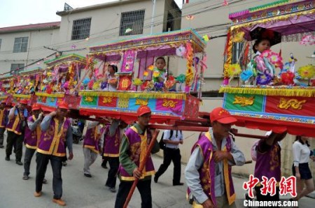 5月7日,,廈門海滄蜈蚣閣民俗亮相保生大帝繞境巡安文化節(jié),。據(jù)了解,蜈蚣閣和閩臺(tái)兩地保生大帝文化密切相關(guān),,小孩子扮作金童玉女坐在“閣棚”內(nèi),,由人力肩扛,緩緩前進(jìn),,猶如一條大蜈蚣蜿蜒爬行,。相傳,當(dāng)年保生大帝吳真人一生行醫(yī)救濟(jì)百姓,,大多以蜈蚣為藥引,,后人為紀(jì)念他,形成了蜈蚣閣這種祭拜民俗,?!埍?攝 5月7日,廈門海滄蜈蚣閣民俗亮相保生大帝繞境巡安文化節(jié),。據(jù)了解,,蜈蚣閣和閩臺(tái)兩地保生大帝文化密切相關(guān),小孩子扮作金童玉女坐在“閣棚”內(nèi),由人力肩扛,,緩緩前進(jìn),,猶如一條大蜈蚣蜿蜒爬行。相傳,,當(dāng)年保生大帝吳真人一生行醫(yī)救濟(jì)百姓,,大多以蜈蚣為藥引,后人為紀(jì)念他,,形成了蜈蚣閣這種祭拜民俗,。 張斌 攝