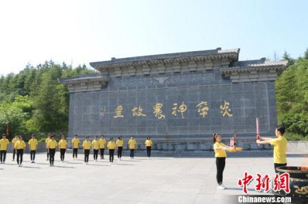 炎帝圣火接力傳遞,,以此表達(dá)炎黃子孫緬懷炎帝、尋根問(wèn)祖的美好愿望。沈春艷 攝 炎帝圣火接力傳遞,,以此表達(dá)炎黃子孫緬懷炎帝、尋根問(wèn)祖的美好愿望,。沈春艷 攝