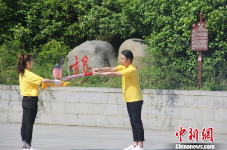 圣火采集手將火種對(duì)準(zhǔn)圣火采集器,點(diǎn)亮火種燈,。沈春艷 攝 圣火采集手將火種對(duì)準(zhǔn)圣火采集器,,點(diǎn)亮火種燈,。沈春艷 攝