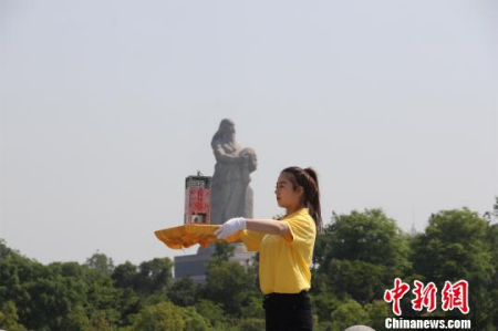 圣火采集手手捧炎帝圣火采集器,。沈春艷 攝 圣火采集手手捧炎帝圣火采集器,。沈春艷 攝
