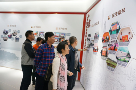 考察團(tuán)成員參觀同心展覽館,。 考察團(tuán)成員參觀同心展覽館,。