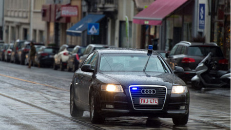 圖為男子在自家車上裝配有藍色警務(wù)燈并冒充假警車,。（法國《歐洲時報》援引英國《每日快報》圖片）