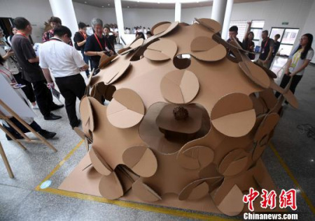 5月13日,比賽評委們正在對學(xué)生設(shè)計的“房屋”進(jìn)行評分,?!埍?攝 5月13日,比賽評委們正在對學(xué)生設(shè)計的“房屋”進(jìn)行評分,?!埍?攝