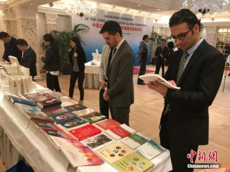 當(dāng)?shù)貢r(shí)間1月9日,,中國(guó)主題圖書全球新年展銷月在瑞士日內(nèi)瓦拉開(kāi)帷幕。展銷月活動(dòng)將重點(diǎn)展銷《習(xí)近平談治國(guó)理政》等多種優(yōu)秀圖書,,涵蓋中國(guó)政治,、經(jīng)濟(jì)、文化,、歷史等方面。<a target='_blank' >中新社</a>記者 沈晨 攝 當(dāng)?shù)貢r(shí)間1月9日,,中國(guó)主題圖書全球新年展銷月在瑞士日內(nèi)瓦拉開(kāi)帷幕,。展銷月活動(dòng)將重點(diǎn)展銷《習(xí)近平談治國(guó)理政》等多種優(yōu)秀圖書,涵蓋中國(guó)政治,、經(jīng)濟(jì),、文化、歷史等方面,。<a target='_blank' >中新社</a>記者 沈晨 攝 當(dāng)?shù)貢r(shí)間1月9日,,中國(guó)主題圖書全球新年展銷月在瑞士日內(nèi)瓦拉開(kāi)帷幕,。展銷月活動(dòng)將重點(diǎn)展銷《習(xí)近平談治國(guó)理政》等多種優(yōu)秀圖書,涵蓋中國(guó)政治,、經(jīng)濟(jì),、文化、歷史等方面,。<a target='_blank' >中新社</a>記者 沈晨 攝 當(dāng)?shù)貢r(shí)間1月9日,,中國(guó)主題圖書全球新年展銷月在瑞士日內(nèi)瓦拉開(kāi)帷幕。展銷月活動(dòng)將重點(diǎn)展銷《習(xí)近平談治國(guó)理政》等多種優(yōu)秀圖書,,涵蓋中國(guó)政治,、經(jīng)濟(jì)、文化,、歷史等方面,。<a target='_blank' >中新社</a>記者 沈晨 攝