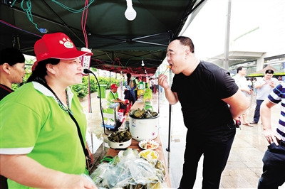 市民品嘗粽子,。 市民品嘗粽子,。