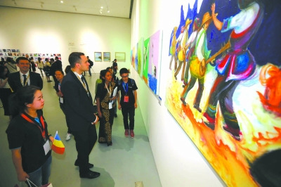 2015年9月7日,第二屆絲綢之路國際藝術(shù)節(jié)開幕式暨開幕展覽“絲綢之路——意會中國”國際美術(shù)展在陜西省西安市西安當代藝術(shù)館舉行,。本報記者 盧 旭 攝 2015年9月7日,,第二屆絲綢之路國際藝術(shù)節(jié)開幕式暨開幕展覽“絲綢之路——意會中國”國際美術(shù)展在陜西省西安市西安當代藝術(shù)館舉行,。本報記者 盧 旭 攝