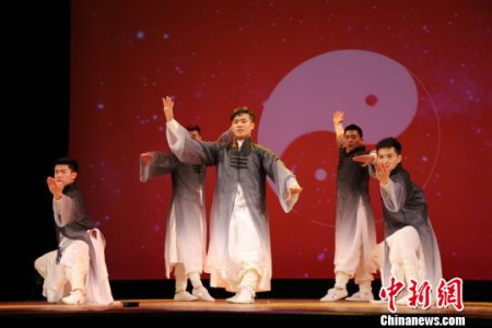 圖為首都體育學院的史龍龍等表演太極《中華神韻》 尹法根 攝 圖為中華文化大樂園青少年中華藝能翹楚與嘉賓合影留念,?!∫ǜz 圖為首都體育學院的史龍龍等表演太極《中華神韻》 尹法根 攝 圖為中華文化大樂園青少年中華藝能翹楚與嘉賓合影留念,。 尹法根 攝