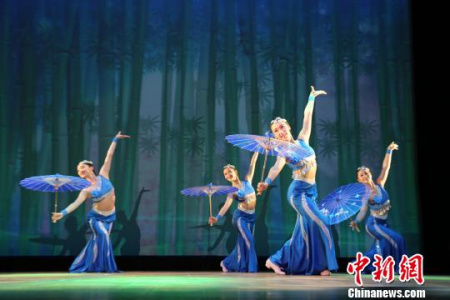 圖為北京市音樂舞蹈學校的同學們表演舞蹈《傣族傘》?!∫ǜz 圖為北京市音樂舞蹈學校的同學們表演舞蹈《傣族傘》,?!∫ǜz