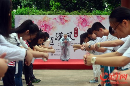 2017年5月14日,,第二屆“南越漢風(fēng)文化節(jié)”開(kāi)幕,“南越記憶”長(zhǎng)袖舞表演,。記者 林桂炎 攝 2017年5月14日,,第二屆“南越漢風(fēng)文化節(jié)”開(kāi)幕,“南越記憶”長(zhǎng)袖舞表演,。記者 林桂炎 攝