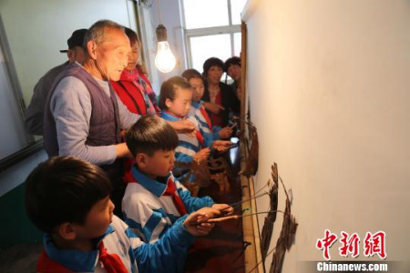 沙河高廟皮影走進校園,。 孫瑞超 攝 沙河高廟皮影走進校園?!O瑞超 攝