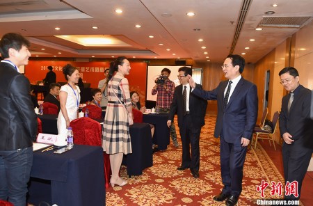 5月17日,,由中國國務(wù)院僑務(wù)辦公室舉辦的2017年“文化中國·華星藝術(shù)團(tuán)高級研修班”在北京舉行開班儀式,,來自23個國家的77名海外文化社團(tuán)負(fù)責(zé)人將進(jìn)行為期10天的學(xué)習(xí)交流,。國務(wù)院僑辦副主任譚天星出席開班式并講話。2015年至今,“華星藝術(shù)團(tuán)高級研修班”已舉辦三期,。本期面向42家華星藝術(shù)團(tuán)舉辦,旨在加深華星藝術(shù)團(tuán)對于文化工作的認(rèn)識,,提高其組織僑社大型文化活動的專業(yè)能力和水平,。 <a target='_blank' >中新社</a>記者 張勤 攝 5月17日,,由中國國務(wù)院僑務(wù)辦公室舉辦的2017年“文化中國·華星藝術(shù)團(tuán)高級研修班”在北京舉行開班儀式,,來自23個國家的77名海外文化社團(tuán)負(fù)責(zé)人將進(jìn)行為期10天的學(xué)習(xí)交流。國務(wù)院僑辦副主任譚天星出席開班式并講話,。2015年至今,,“華星藝術(shù)團(tuán)高級研修班”已舉辦三期。本期面向42家華星藝術(shù)團(tuán)舉辦,,旨在加深華星藝術(shù)團(tuán)對于文化工作的認(rèn)識,,提高其組織僑社大型文化活動的專業(yè)能力和水平。 <a target='_blank' >中新社</a>記者 張勤 攝