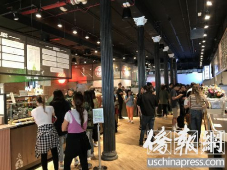 堅尼路創(chuàng)意集市推出全新美食廣場,食客排長龍,。(美國《僑報》/陳辰 攝) 堅尼路創(chuàng)意集市推出全新美食廣場,,食客排長龍,。(美國《僑報》/陳辰 攝)