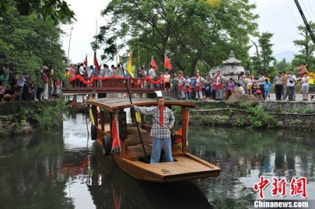 2012年8月23日,，廣西興安縣舉行靈渠“天下第一陡”開閘啟航儀式，感恩開鑿靈渠先人,，重現(xiàn)秦軍開閘啟航盛況,。圖為模擬當(dāng)年秦代士兵開閘行船情景。<a target='_blank' >中新社</a>發(fā) 唐夢(mèng)憲 攝