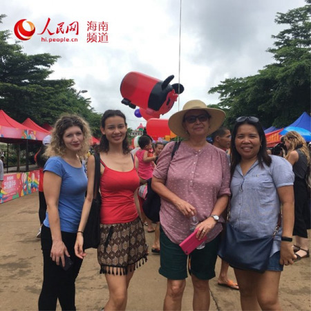 圖為外國(guó)友人合影留念。 圖為外國(guó)友人合影留念,。