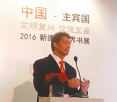 印度漢學(xué)家狄伯杰在印度新德里世界書(shū)展上,。 中譯出版社供圖 印度漢學(xué)家狄伯杰在印度新德里世界書(shū)展上,。 中譯出版社供圖