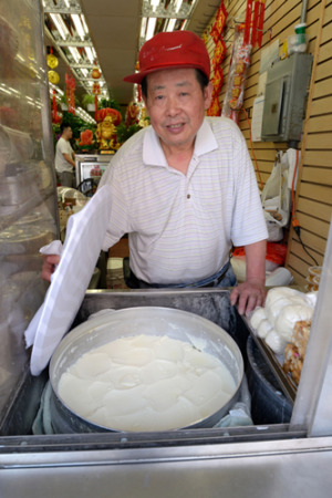 “陳豆花”專注在制作傳統(tǒng)豆花,。(美國《世界日?qǐng)?bào)》/朱澤人 攝)