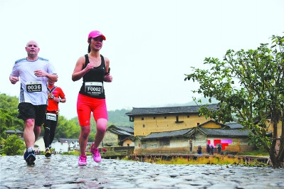 南靖土樓國際馬拉松參賽者跑在風(fēng)景中,。 南靖土樓國際馬拉松參賽者跑在風(fēng)景中。