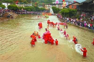梅林土樓媽祖文化節(jié)吸引眾多游客。 梅林土樓媽祖文化節(jié)吸引眾多游客,。
