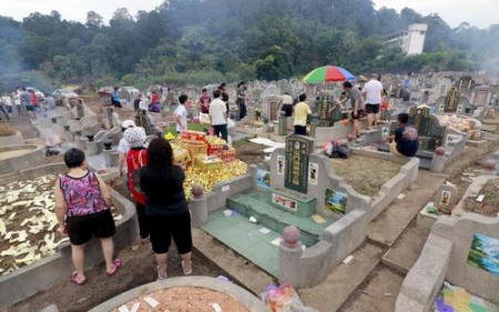 各華人義山掃墓的民眾增多,，有許多家庭帶著祭品連續(xù)游走數(shù)個墓地拜祭先人。(馬來西亞《星洲日報》)