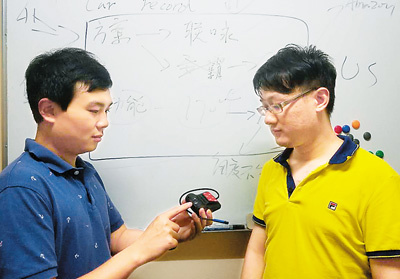 吳偲越(左一)與合伙人在討論行車記錄儀的上市方案。 吳偲越(左一)與合伙人在討論行車記錄儀的上市方案,。