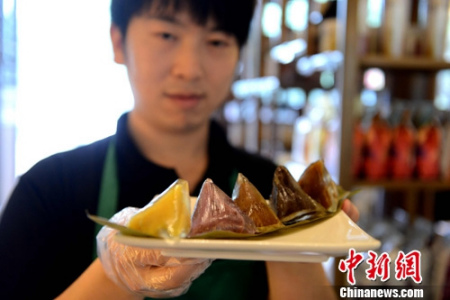 資料圖:特色“冰粽子”受青睞。<a target='_blank' >中新社</a>發(fā) 王東明 攝 資料圖:特色“冰粽子”受青睞,。<a target='_blank' >中新社</a>發(fā) 王東明 攝
