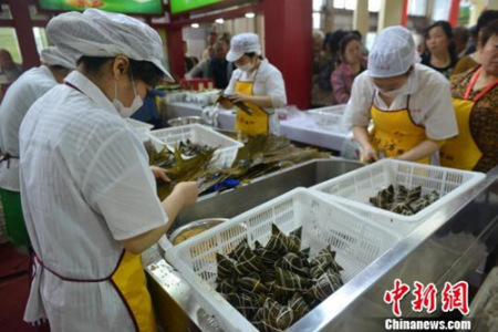 資料圖:成都粽子文化節(jié)上演傳統(tǒng)文化民俗秀,現(xiàn)場包粽子。張浪 攝 資料圖:成都粽子文化節(jié)上演傳統(tǒng)文化民俗秀,,現(xiàn)場包粽子,。張浪 攝