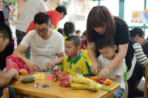 ④ 昨日,，油竹街道慧果幼兒園舉行“六一”暢享美食活動(dòng)，讓小朋友們度過一個(gè)難忘,、愉快,、有意義的節(jié)日。圖為小朋友們?cè)谥谱魉幢P,。張永益