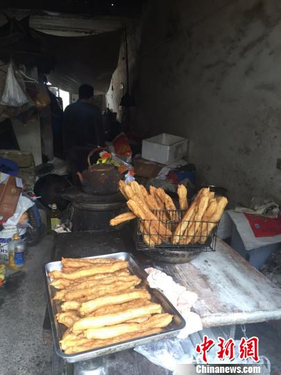 圖為：用加工過的地溝油炸出的油條,。 蒼南警方供圖