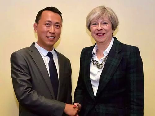 何易與英國首相特雷莎·梅合影,。（《歐洲時報》英國版微信公眾號 圖片來源：受訪者供圖）