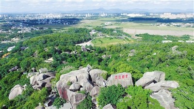 萬(wàn)寧東山嶺景色秀麗,，嶺上有多處古跡和廟宇,，為省重點(diǎn)保護(hù)文物。 本報(bào)記者 張杰 攝