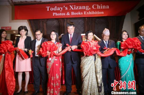 中尼兩國嘉賓為“今日中國西藏”圖片,、圖書展剪彩?!埑恳?攝 中尼兩國嘉賓為“今日中國西藏”圖片,、圖書展剪彩?!埑恳?攝
