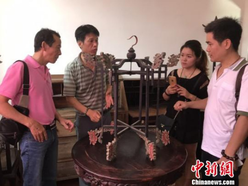 陳修俊介紹藏品,。 鄭松波 攝 陳修俊介紹藏品?!∴嵥刹?攝