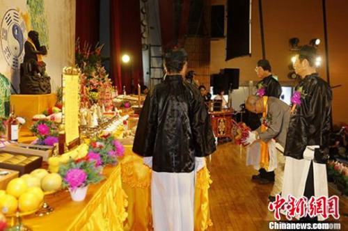 資料圖。圖為2016年在臺北舉行的祭祀典禮上,,中國國民黨副主席林政則代表與會嘉賓與信眾向伏羲圣像行獻(xiàn)禮,。 陳小愿 攝 資料圖,。圖為2016年在臺北舉行的祭祀典禮上,中國國民黨副主席林政則代表與會嘉賓與信眾向伏羲圣像行獻(xiàn)禮,?!£愋≡?攝