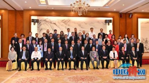 圖為與會(huì)人員合影留念,。 任東 攝 圖為與會(huì)人員合影留念,。 任東 攝