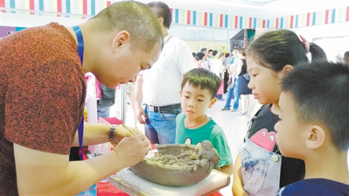 石灣陶塑技藝代表性傳承人趙雨華在認真地進行陶塑,。