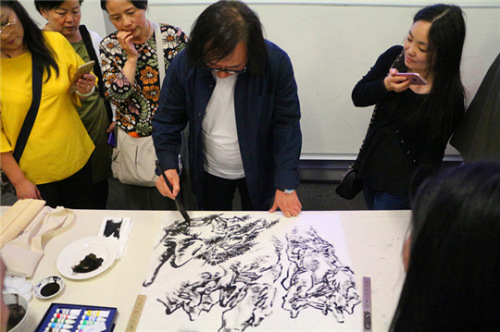 唐輝院長(zhǎng)現(xiàn)場(chǎng)作畫(huà)。(法國(guó)《歐洲時(shí)報(bào)》/小曾 攝) 唐輝院長(zhǎng)現(xiàn)場(chǎng)作畫(huà),。(法國(guó)《歐洲時(shí)報(bào)》/小曾 攝)