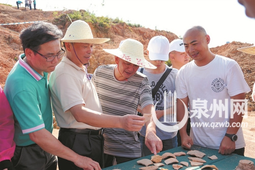 考古專家正在介紹發(fā)掘出的器物