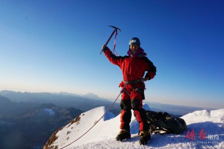 2014年夏天，于珈在南美玻利維亞攀登6千多米的雪山,。（紐約《僑報(bào)》）