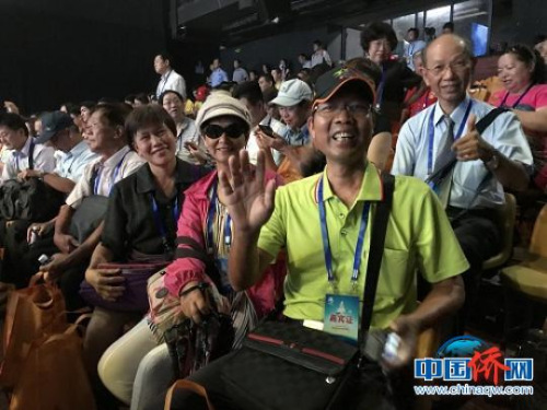來自臺(tái)灣臺(tái)中大肚山陽里里長陳建智帶領(lǐng)的信眾參加?jì)屪嫖幕顒?dòng),。鄭松波 攝 來自臺(tái)灣臺(tái)中大肚山陽里里長陳建智帶領(lǐng)的信眾參加?jì)屪嫖幕顒?dòng)。鄭松波 攝
