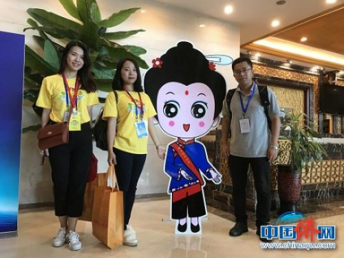 兩岸媽祖信眾與湄洲女人像立牌合影。邢國慢 攝 兩岸媽祖信眾與湄洲女人像立牌合影,。邢國慢 攝