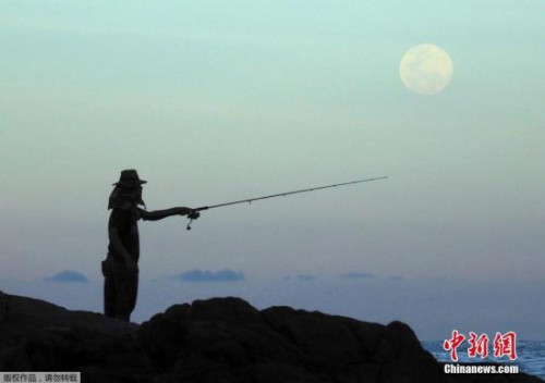 資料圖：泰國蘇梅島,，垂釣者正在釣魚,。