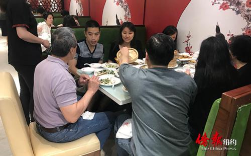華人一大家子陪父親上飯店吃飯慶祝父親節(jié),,其樂(lè)融融。 (來(lái)源:美國(guó)《僑報(bào)》/王伊琳攝) 華人一大家子陪父親上飯店吃飯慶祝父親節(jié),其樂(lè)融融,。 (來(lái)源:美國(guó)《僑報(bào)》/王伊琳攝)